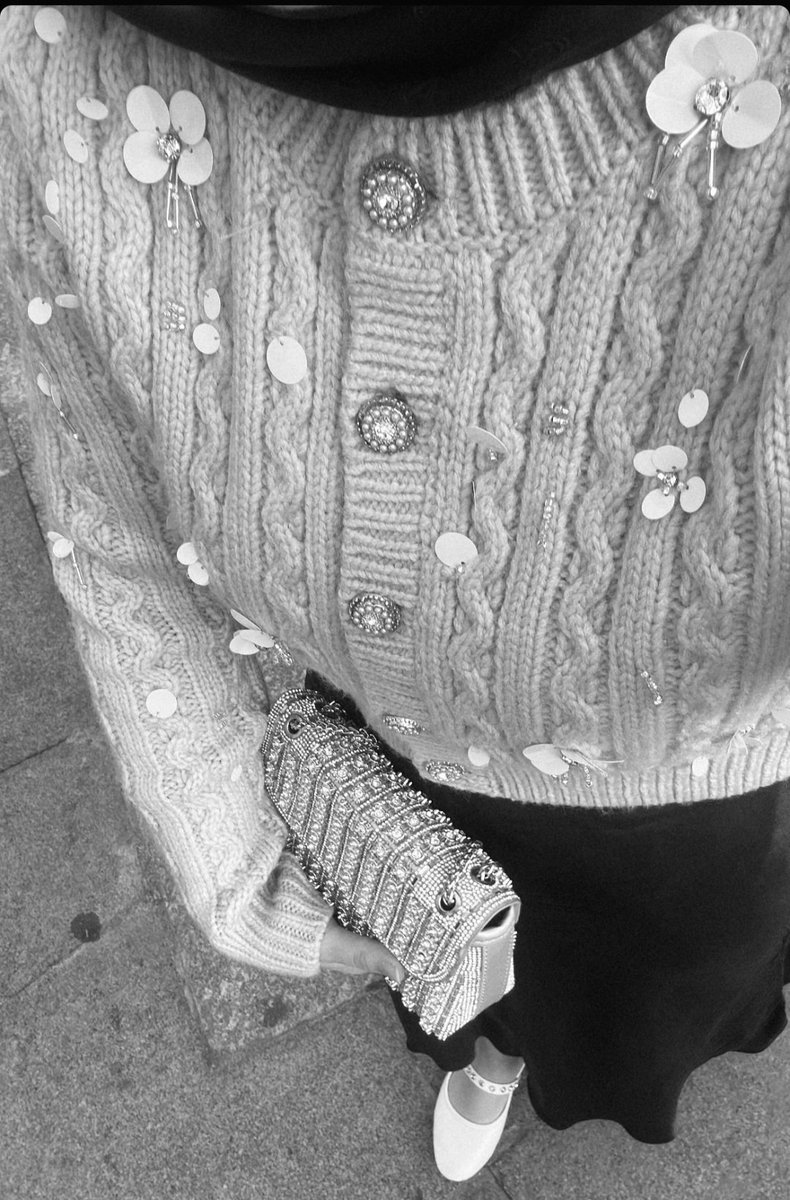 Kim olmamam gerektiğini sizden öğrendim;

Yalanlarınızın gölgesinde doğruluğu,
İhanetinizin kıyısında sadakati keşfettim.

Gölgenizden kaçarken ışığa tutundum.

Artık biliyorum ki ;

Bazı karanlıklar insanı aydınlığa taşır.

#hüzün 

#Bursa 

#iyiakşamlar