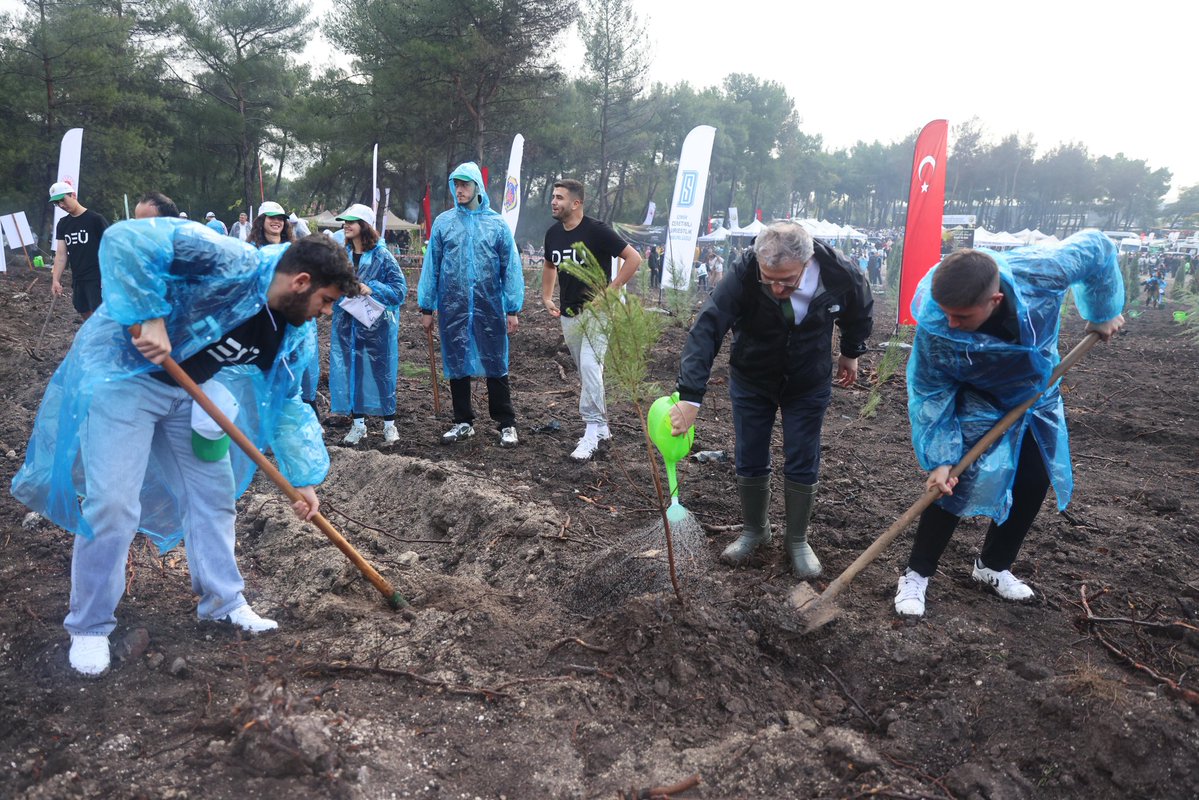 🌱“Millî Ağaçlandırma Günü”nde “Sevdamız Yeşil Vatan” kapsamında 115 bin fidan toprakla buluştu

Tarım ve Orman Bakanlığına bağlı Orman Genel Müdürlüğü (OGM) ile İzmir Valiliği iş birliğiyle düzenlenen “Sevdamız Yeşil Vatan” etkinliği kapsamında, İzmir’in 21 farklı noktasında 770