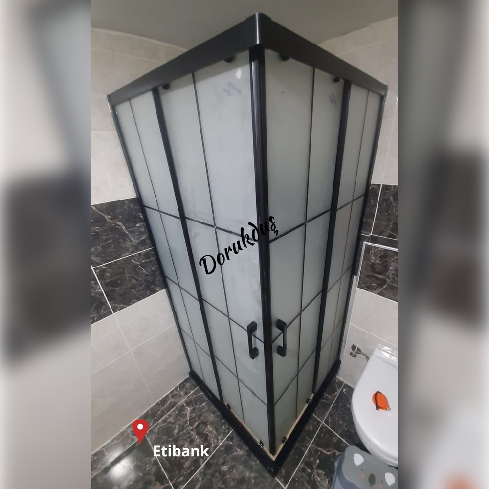 dorukdus's tweet image. Modern görünümüyle banyo trendlerinde üst sıralarda olan karolaj duşakabin modeli, kumlama camlarıyla gizemli bir hava verir. 

#dorukduş #dorukdus #bursa #dusakabin #bursadaduşakabin #pleksi #pivotkapı #tekne #Kumlamakabin #kumlamadesen #yerliüretim #bakalit #isteyinyapalım