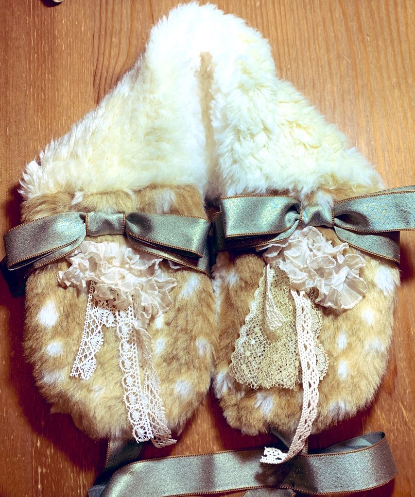 厚切りほっかむり

顎下で結んでも
うなじで結んでも
どちらでもぬくいの

つけ襟にしてもぬくいの

デザフェス62
2025.11/15.16両日
Rosetsch Tritta
南1階I-136

#デザフェス62お品書き #デザフェス62 #デザフェス #ヘッドドレス #イヤマフ #帽子