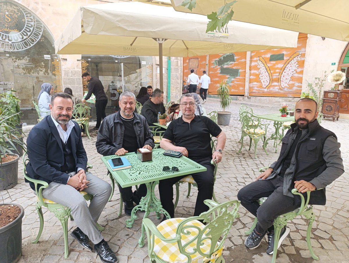 ARAMİ Pizza’yı yeniden hizmete açan değerli dostlarım SN Çetin İZOL ve SN <a href="/AdemogluOmer/">Omer Ademoglu</a> ve desteğinden dolayı Eyyübiye belediye başkanı SN <a href="/mehmetkusnet/">Mehmet Kuş 🇹🇷</a> a teşekkür ederim.