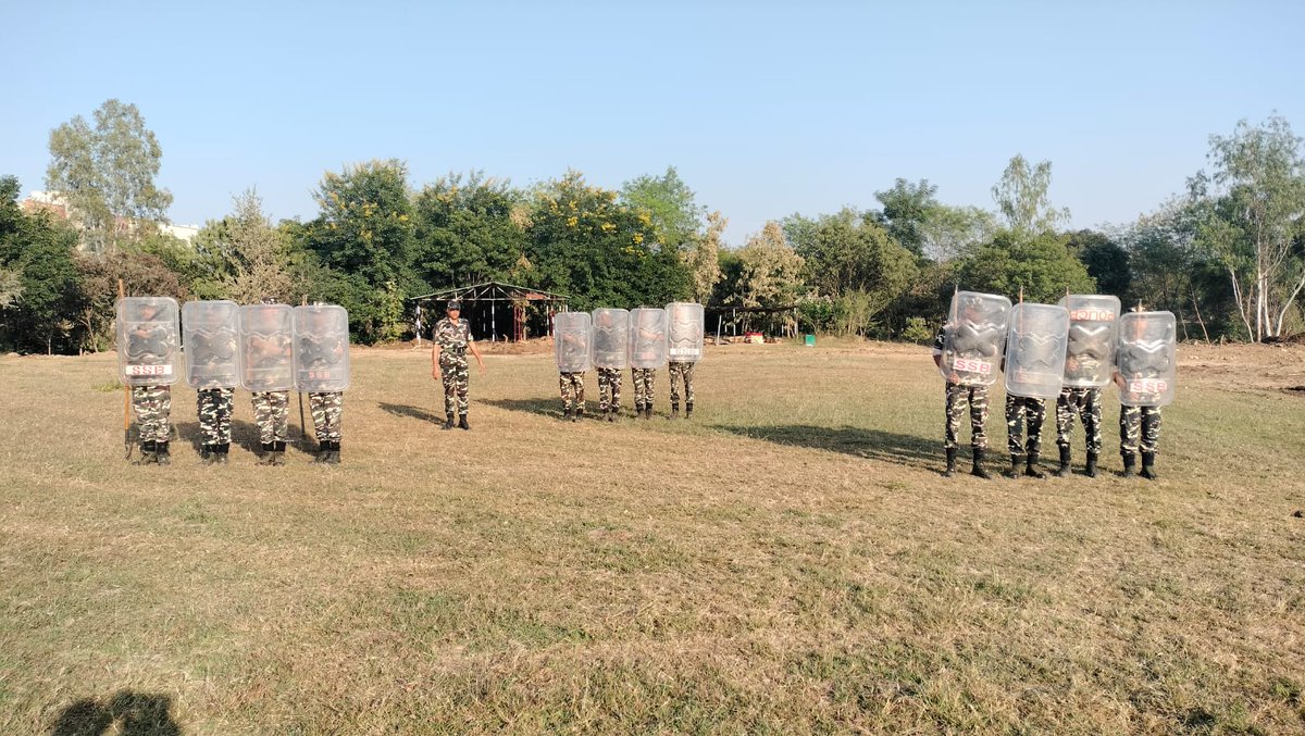 आज दिनांक 11 नवंबर 2025 को सशस्त्र सीमा बल अकादमी, भोपाल में संचालित 13वें AC (LDCE) कोर्स के प्रशिक्षु अधिकारी Roit Control drill का अभ्यास करते हुए ।
<a href="/SSB_INDIA/">Sashastra Seema Bal</a>