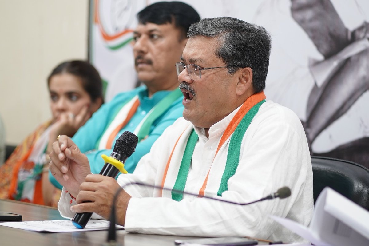 AmitChavdaINC's tweet image. પ્રદેશ કોંગ્રેસ કાર્યાલય ખાતે આજરોજ શહેર, જિલ્લા, બ્લોક, નગરપાલિકા અને વોર્ડ પ્રમુખોની બેઠક કરી. અને સાથે બેઠક દરમિયાન ગ્રાઉન્ડ સ્તરે સંગઠનને વધુ મજબૂત બનાવવા માટે ચર્ચા કરી તેમજ યુવા નેતાઓ સાથે વાત કરી.
@INCGujarat @INCIndia @MukulWasnik