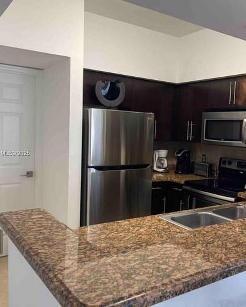 damoncohen's tweet image. 🌴 Hey dreamer! Fancy a gorgeous 1-bed, 1-bath in Aventura with a sunny balcony among palm trees? Dive into the pool, hit the spa, and check out cool shops &amp;amp; eats nearby. Sounds like your vibe? Tap for a tour today! 🏡✨ 3205 NE 184th St APT 9302 #ParadiseLiving