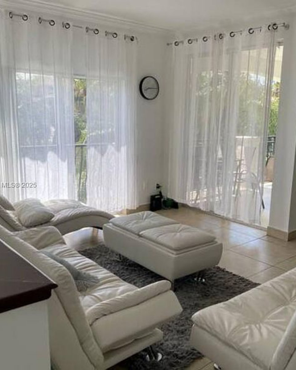 damoncohen's tweet image. 🌴 Hey dreamer! Fancy a gorgeous 1-bed, 1-bath in Aventura with a sunny balcony among palm trees? Dive into the pool, hit the spa, and check out cool shops &amp;amp; eats nearby. Sounds like your vibe? Tap for a tour today! 🏡✨ 3205 NE 184th St APT 9302 #ParadiseLiving