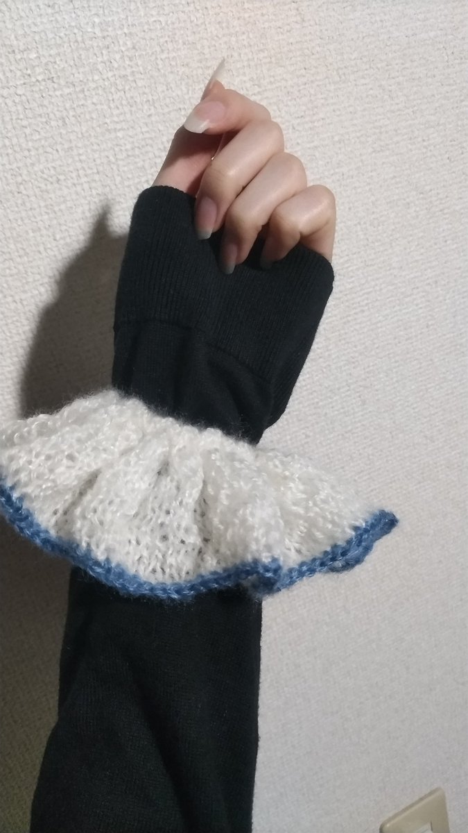 ふわふわのシュシュ可愛い🤍💙
 #編み物