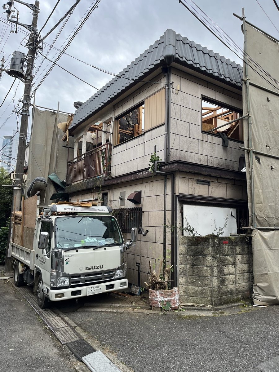 kawaguchi_safe's tweet image. 渋谷の一角の光景ですが、粉塵が撒き散って迷惑だったようです。アスベストがありませんように🙏
#クルド人　#解体現場