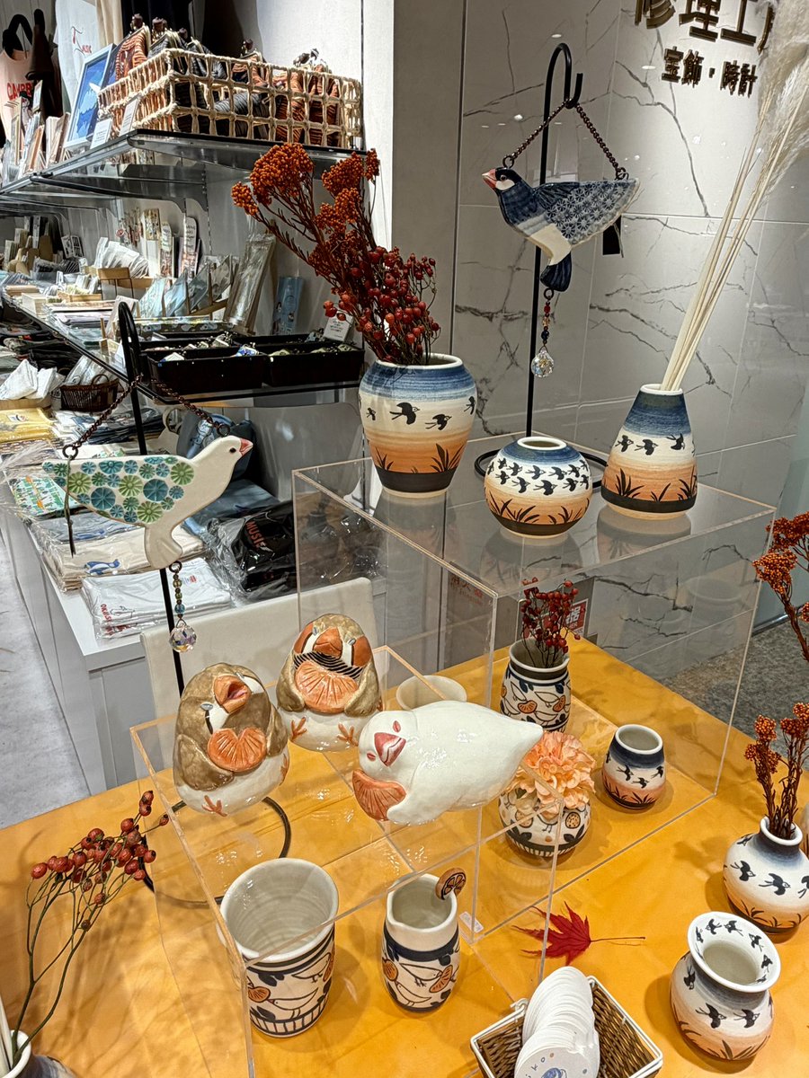 鳥の 置物（焼物）です。中心部が光ります。建物内のインテリアに