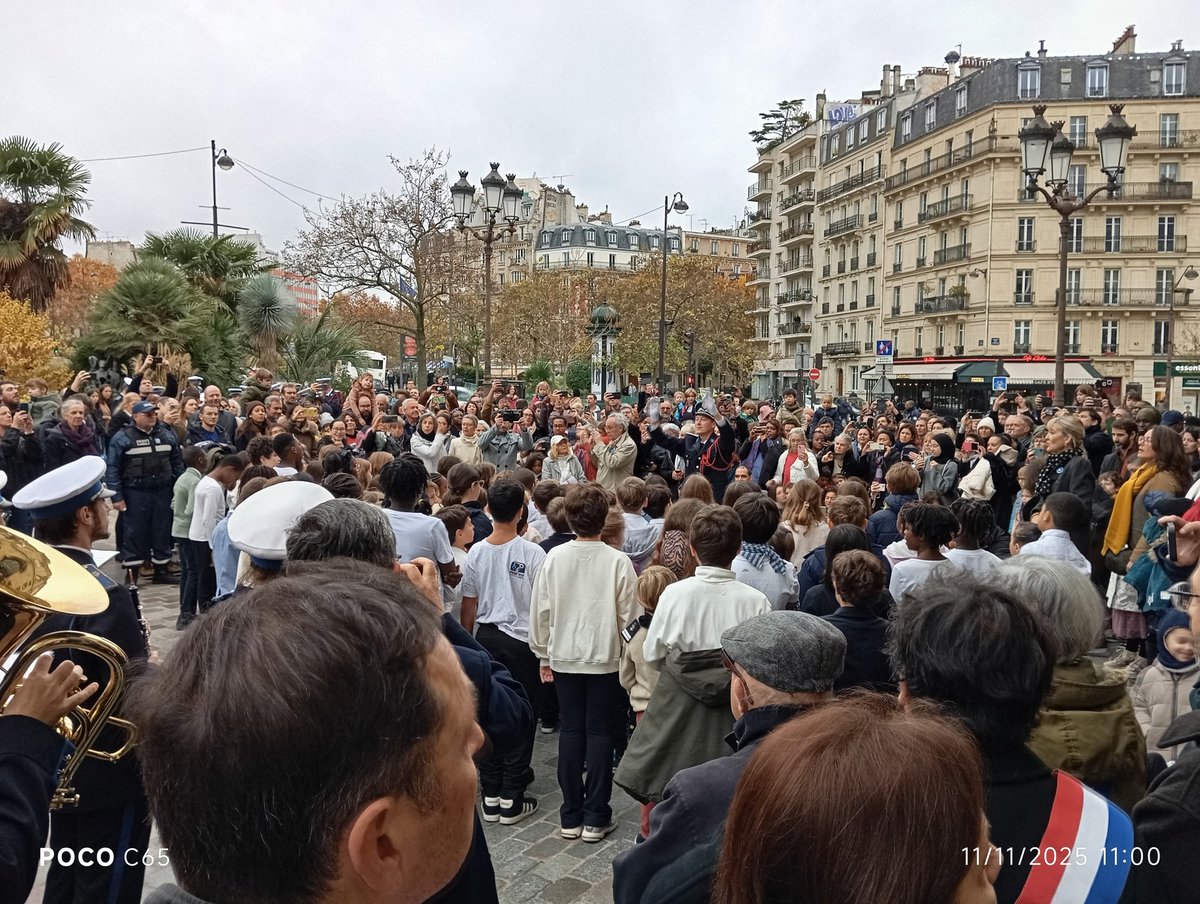 En Commémoration de l’armistice du #11novembre2025 à #Paris13 #LaDerDesDer
✍️🕊️🌏🌎🌍🇪🇺🇫🇷 🙏
cc <a href="/mairiedu13/">Mairie du 13e</a>