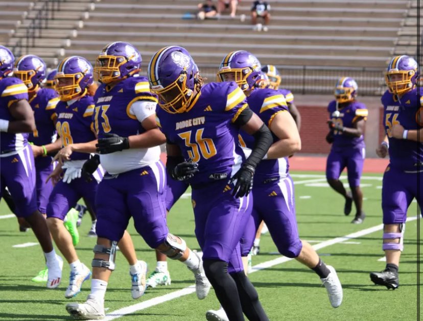 Full Season Highlights ❗️❗️
6’2 205 Hybrid Athlete 👊🏾
Full Qualifier🏁
3.0+GPA✅ 

hudl.com/v/2TAzHn