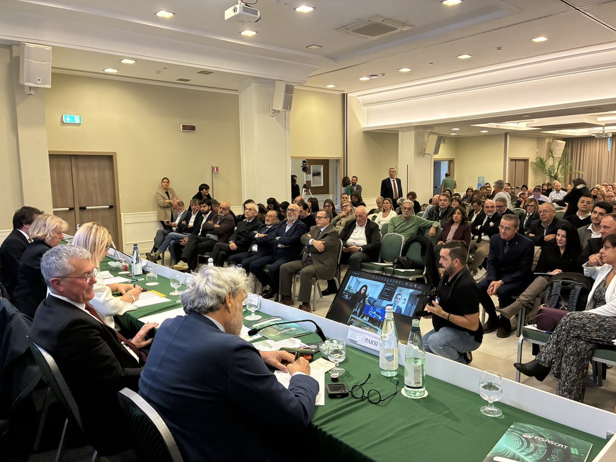 <a href="/davide_guarini/">Davide Guarini</a> <a href="/FisascatVeneto/">Fisascat Cisl Veneto</a> <a href="/CislFisascat/">FisascatCislLombardia</a> <a href="/FisascatT/">FISASCAT TOSCANA</a> <a href="/fisascater/">Fisascat Cisl Emilia Romagna</a> <a href="/FisascatRoma2/">@FisascatRoma</a> <a href="/FisascatCislPug/">Fisascat Cisl Puglia</a> <a href="/FisascatTrento/">Fisascat Cisl del Trentino</a> <a href="/FisascatSicilia/">Fisascat Cisl Sicilia</a> <a href="/FisascatMarche/">Fisascat Cisl Marche</a> <a href="/FisascatLiguria/">FisascatLiguria</a> <a href="/FisascatC/">Fisascat Cagliari</a> <a href="/fisascatumbria/">fisascatumbria</a> 🟢 #11novembre #ConsiglioGenerale #FisascatCisl #PerUnaPaceGiustaEDuratura Dopo l’introduzione di <a href="/davide_guarini/">Davide Guarini</a> ha inizio il confronto tra i relatori <a href="/stefaniacraxi/">Stefania Craxi</a>, <a href="/VEParsi1/">Vittorio Emanuele Parsi</a>, <a href="/pinapic/">Pina Picierno</a>, e <a href="/sandrogozi/">Sandro Gozi</a>. 

#MaratonaPerLaPace