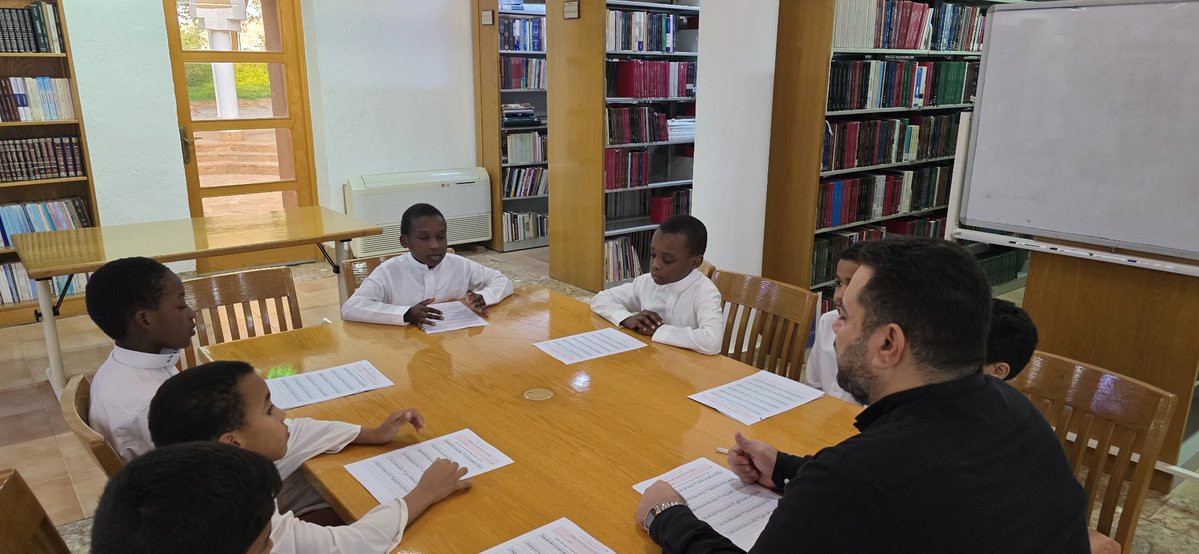 أُقيم في #دار_الرحمانية  اللقاء ١٥ من #برنامج_ساند_في_القراءة_والإملاء،
بإشراف الأستاذ محمد صلاح، وبمشاركة مجموعة من الطلاب المستهدفين، الذين تدرّبوا على مهارات القراءة الصحيحة والإملاء السليم.
#مركز_عبدالرحمن_السديري_الثقافي #وزارة_التعليم #القراءة #الإملاء