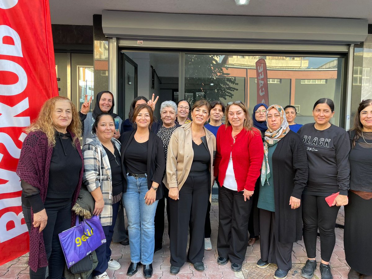 Eş Sözcümüz Meral Danış Beştaş, İstanbul Eş Sözcümüz Didem Yılmaz ve İstanbul Kadın Meclisimizle birlikte Bikskop Kadın Kooperatifi’ni ziyaret ettik. 

Emeğini kooperatiflerde özgürleştiren, dayanışarak üreten kadınların yanında olmaya devam edeceğiz.