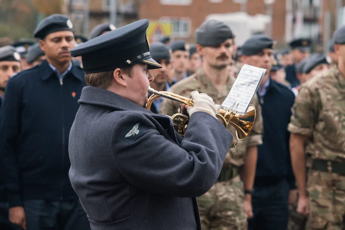 RAFNortholt's tweet photo. The Station held its Remembrance Day service to honour those who made the ultimate sacrifice. Led by the Station Padre, a trumpeter from @RAFMusic sounded the Last Post &amp; Group Captain Lee Wales laid a wreath in their memory. #WeWillRememberThem https://t.co/ydzWLkyZ2A
