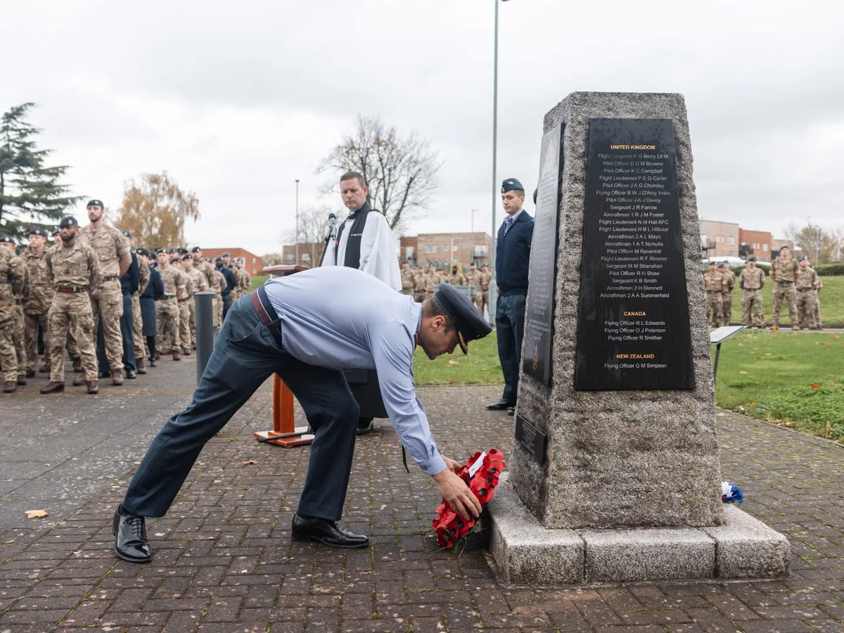 RAFNortholt's tweet photo. The Station held its Remembrance Day service to honour those who made the ultimate sacrifice. Led by the Station Padre, a trumpeter from @RAFMusic sounded the Last Post &amp; Group Captain Lee Wales laid a wreath in their memory. #WeWillRememberThem https://t.co/ydzWLkyZ2A