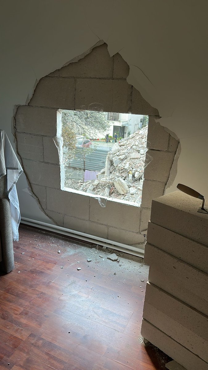 surakinali's tweet photo. Yanımızdaki apartmanı yıkan kepçe operatörü bizim odamıza da pencere açarak sürpriz yapmak istemis ne kadar ince düşünmüş dimi yaaa🌹🌹🌹 https://t.co/tBpcy7uvZH