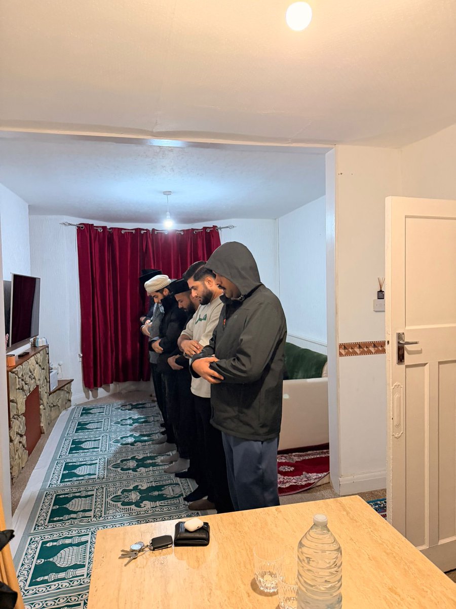 Truly grateful to spend a day in Wales with the inspiring youth of Cardiff. 

25 young Muslims came together for prayers, community clean-ups, neighbour visits &amp; charitable outreach — sharing meals, gifts &amp; kindness throughout the city. A beautiful display of faith in action.