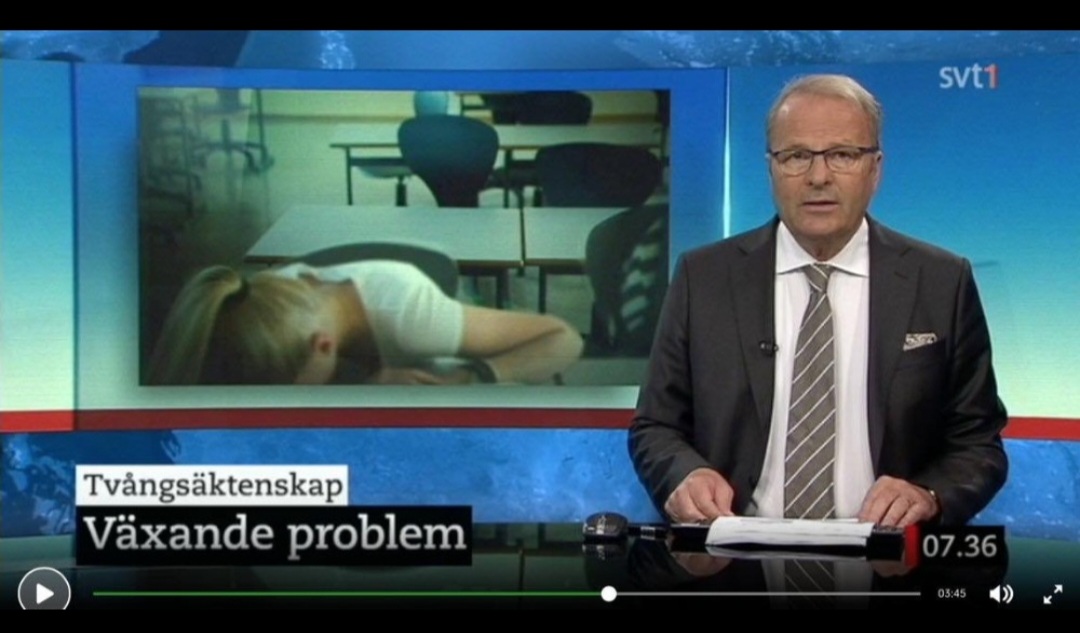 CaroHolm's tweet image. Varför gör svensk gammelmedia olika nyhetsinslag som vi vet beror på folk med utländskbakgrund men som de illustrerar med bilder på vita blonda svenskar? Tex när de pratar om tvångsäktenskap visar de en bild på en blond vit tjej, inga etniska svenska tjejer utsätts för…