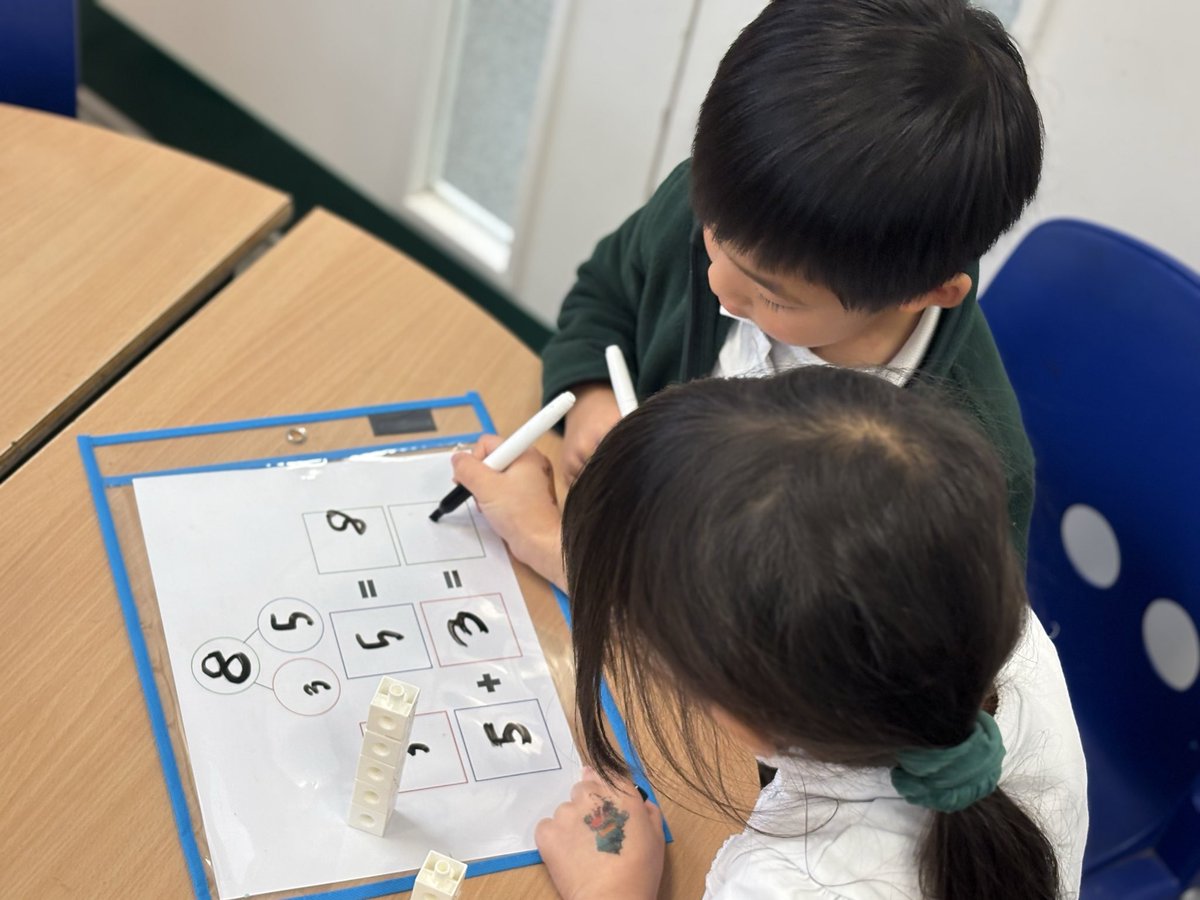 ManorParkSchSM1's tweet image. 🔢 Year 1 Maths Whizzes! 🧠 We're rocking fact families! Using our part-part-whole diagrams and cubes, we wrote addition and subtraction sentences within 10. Great work exploring number relationships!✍️ #Maths #Year1 #FactFamilies. @LEO_maths #WeAreLEO