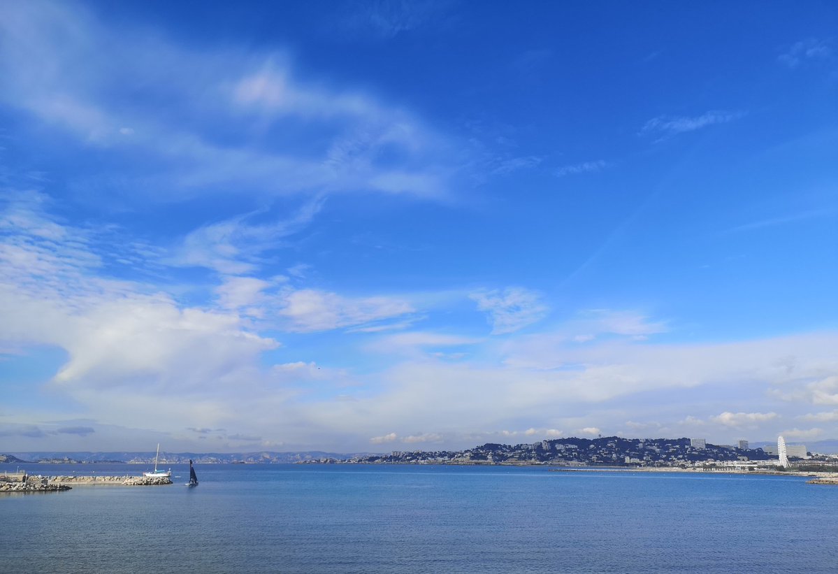 "Paris-les-Bains
Paris chagrin
Paris, station balnéaire
Le pied marin
Ne m'sert à rien
Sans bord de mer
Sans brise-lames
Et sans cargo
Adieu, Paname
Tu pleures trop

Sans demoiselle
Sur un piaggio
Adieu, Paris
Hasta luego" 
#BenjaminBiolay 

La vie en bleu 💙 en #Provence