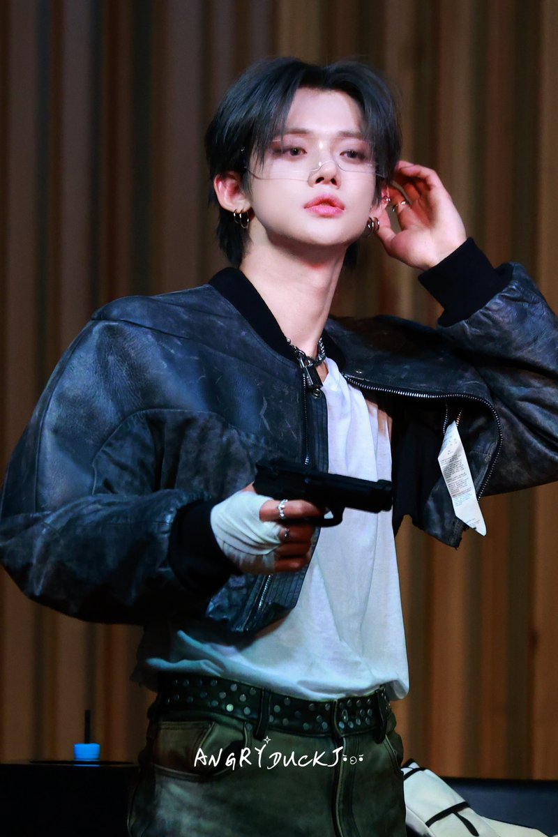 angryduckJ's tweet photo. 251111 위버스 팬사인
#투모로우바이투게더    #TXT    
#연준 #YEONJUN  
#TOMORROW_X_TOGETHER https://t.co/MrQ4d0szjx