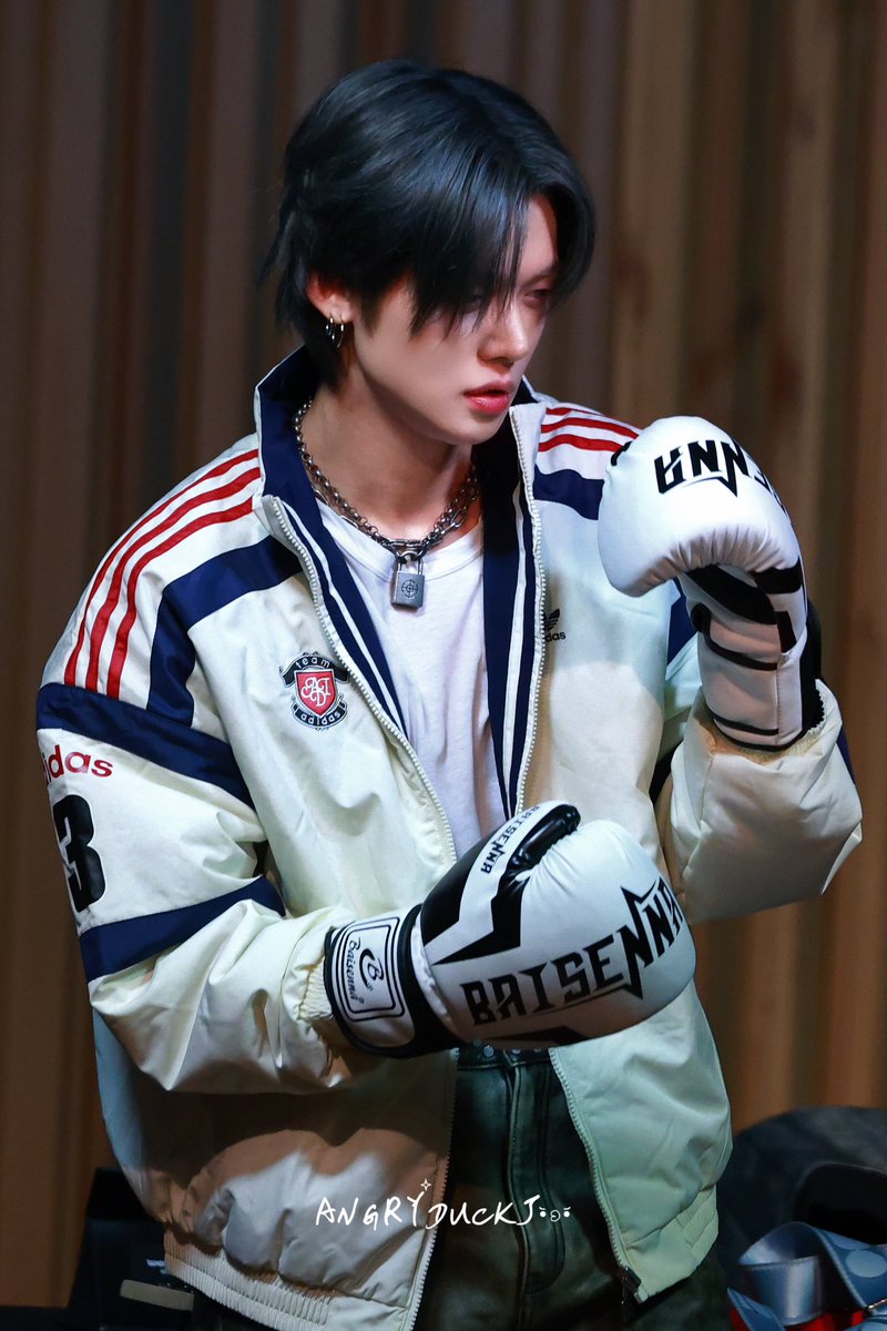 angryduckJ's tweet photo. 251111 위버스 팬사인
#투모로우바이투게더    #TXT    
#연준 #YEONJUN  
#TOMORROW_X_TOGETHER https://t.co/MrQ4d0szjx