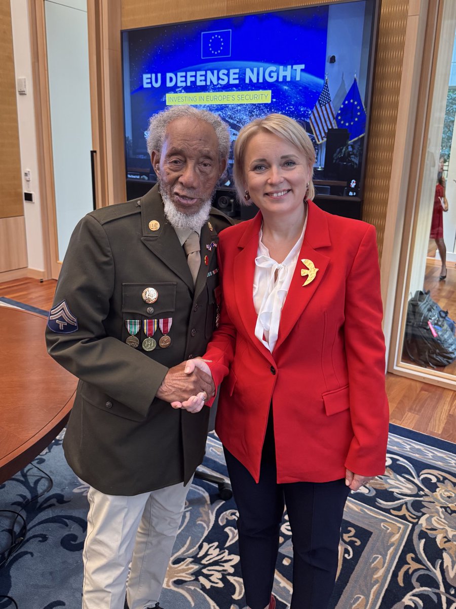 On this #VeteransDay, we honor the sacrifice of Americans who have served, including those who help and continue to help the European continent defend its freedom, like the great WWII veteran Dr. Arlester Brown. 

I join our American friends in expressing my sincere gratitude.