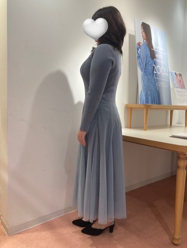 今の体型よりも+５㌔くらいの時
90サイズ試着させてもらったやつ

このワンピは流れるようなラインが
たまらないシルエットです！！

マイサイズ　売切っぽい😿？
けどタイムセールは本当に凄すぎて
お迎えしたい気持ちです🩵🖤