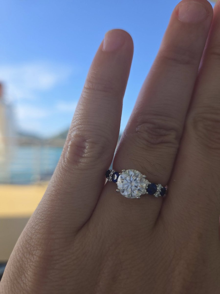 proposed to my gf and she actually said yes
she's a little bit crazy