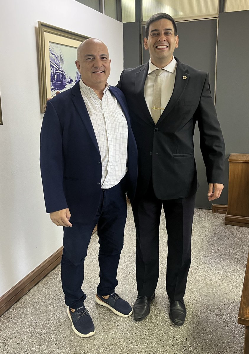 Nos reunimos con el Director General de Gestión Ambiental <a href="/AsuncionMuni/">Municipalidad de Asunción</a> <a href="/FredisEstigarr2/">Fredis Estigarribia</a> Estamos preparando una gran corrida verde en Asunción #CorridaVerde