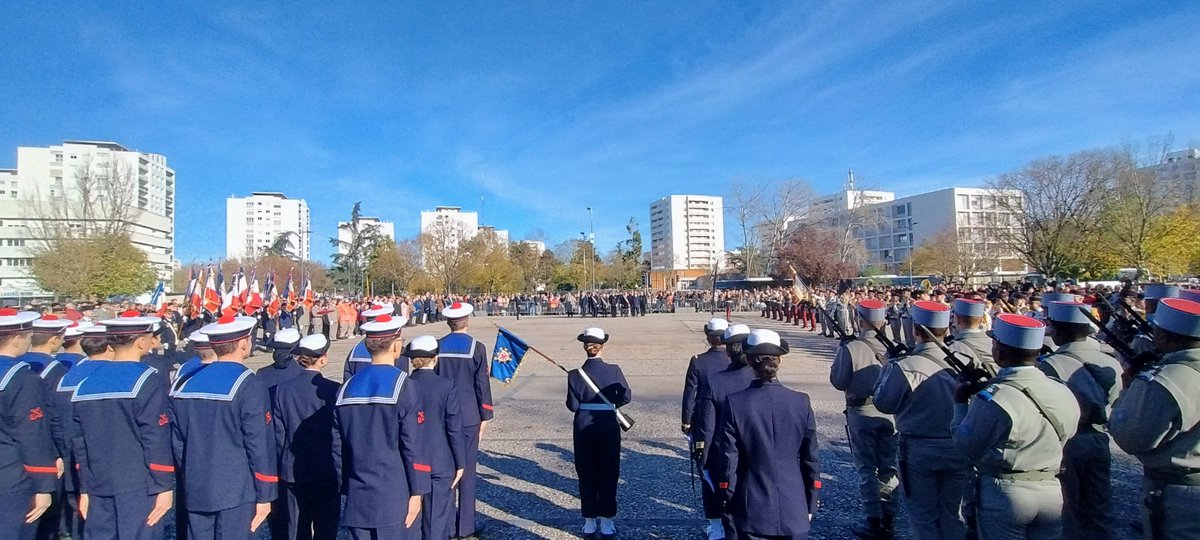 Prefet86's tweet photo. #11novembre | À Poitiers comme dans d'autres communes de la #Vienne86, hommage rendu à la mémoire des soldats tombés lors de la Première Guerre mondiale.
Cette année célèbre les 1️⃣0️⃣0️⃣ ans du Bleuet de France, symbole illustrant la solidarité envers le monde combattant https://t.co/42EMbxJSmK