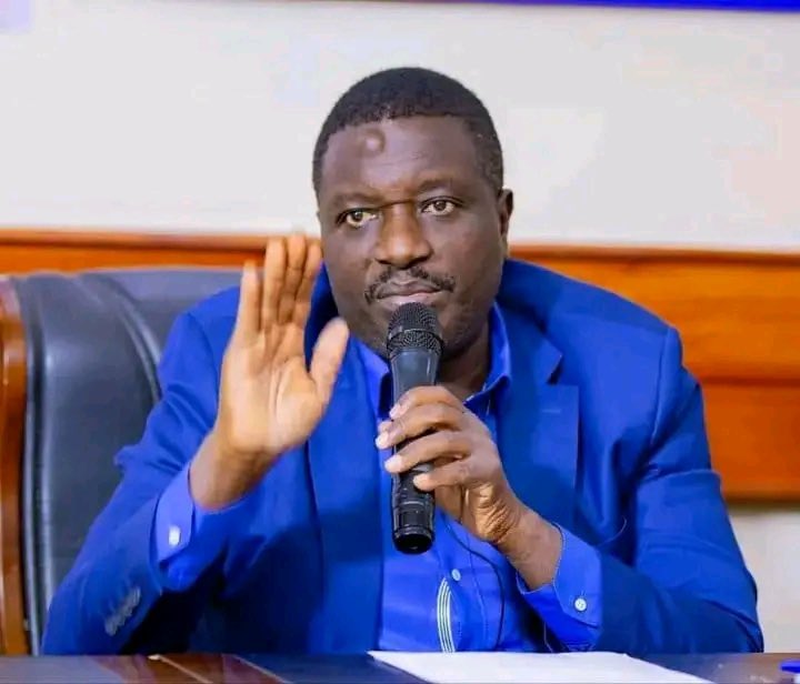 Rweza94's tweet photo. Mbe ndikumana Faustine agezehe kwatagikoma?
Gasopo: niyasubira kuvuga akavuga akankamwa ukuraho umengo président ni petit frère wiwe, ntidukeneye induru za #munoho muriza ndondeza! https://t.co/nlKOb4GhBx