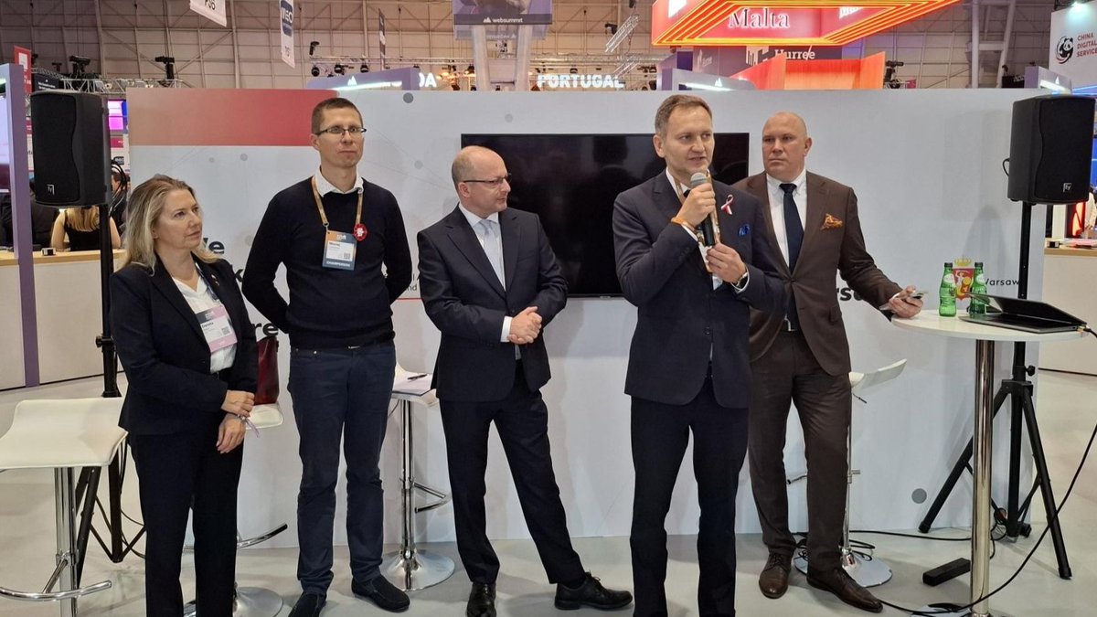 NASK_pl's tweet photo. 🇵🇱 Polska wśród światowych liderów technologicznych! Z dumą prezentujemy nasz kraj podczas @WebSummit 2025 w Lizbonie – jednych z największych targów innowacji na świecie. NASK jest jedną z ponad 50 instytucji, które tworzą Polskie Stoisko Narodowe przygotowane przez @CYFRA_GOV_PL i @warszawa.