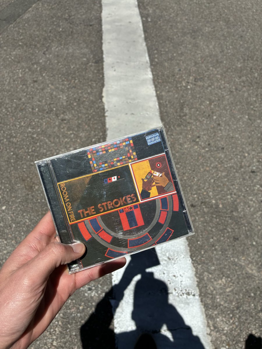 grilodeveloper's tweet image. Achado em um bazar aqui perto do trabalho 

3 reais para ouvir um bom cd