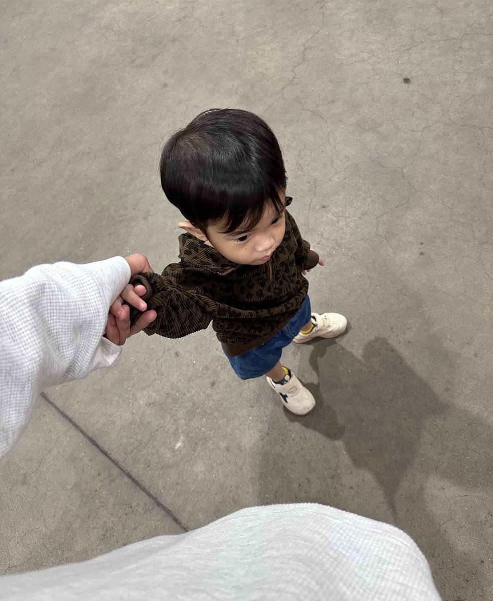 shonimers's tweet image. a #mikbrent au wherein... 

lesyel brent accidentally bumped into a lost little boy in a parking lot. the kid was nonchalantly leaning on a white alphard few blocks away from his car. he wasn&apos;t crying, doesn&apos;t even look scared, but lesyel couldn&apos;t resist his concern so he stepped…