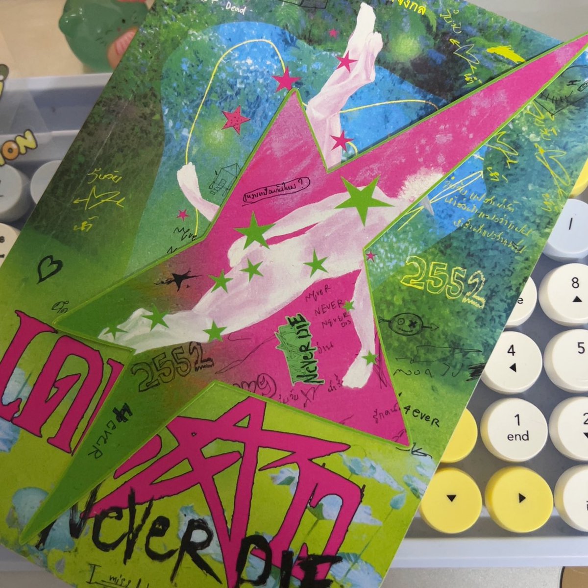 diszy_D's tweet image. ขออนุญาตนะคะ #เดนดาวneverdie

แจกที่คั่นเดนดาว 1 ชิ้น ⭐️💚🩷
(เฉพาะคนที่ไม่มีเท่านั้นนะคะ)

    📍รีทวิต หรือ เฟบใจ ก็ได้ค่ะ 

เนื่องจากเรามีอยู่แล้วและได้มาจากจากงานครบรอบ 10 ปี ของสำนักพิมพ์ค่ะ

ประกาศ วันที่ 15/11 ช่วง 21.00 ค่ะ