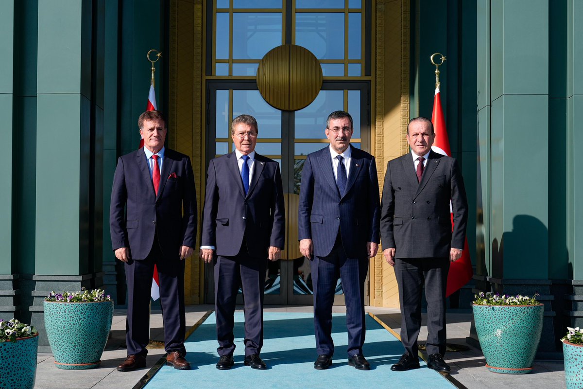 KKTC Başbakanı Sayın Ünal Üstel ve hükümet ortaklarıyla Cumhurbaşkanlığı Külliyesi’nde gerçekleştirdiğimiz görüşmede; 2025 İktisadi ve Mali İşbirliği Anlaşması kapsamındaki projeleri, KKTC’de istikrarı güçlendirecek reform alanlarını ve Kıbrıs Türkü’nün ekonomik-sosyal refahını