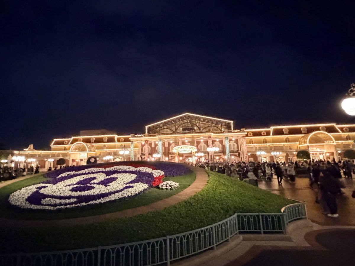 mxkxtx_214's tweet photo. 翌日は1人でディズニー（今年2回目）
東京観光して帰るの？って聞かれたけど、観光っていうか行きたいところがココしかない。笑
あちこちクリスマス仕様でかわいかったな🧸🎄朝から晩まで12時間いても全然時間足りなかった😕
ここ最近ずっとランドなので、来年はシーの新エリア行くのを目標にする🏰 https://t.co/P8r5MhVDHG