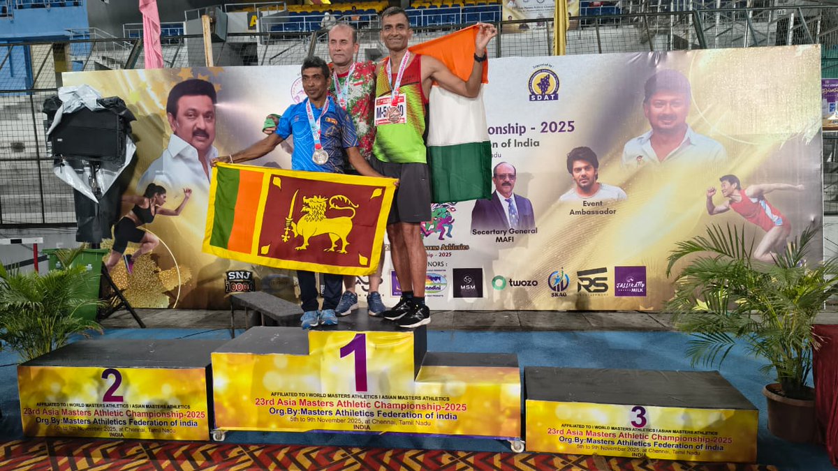 easterncomd's tweet photo. 𝐏𝐫𝐨𝐮𝐝 𝐌𝐨𝐦𝐞𝐧𝐭 𝐟𝐨𝐫 𝐈𝐧𝐝𝐢𝐚𝐧 𝐀𝐫𝐦𝐲!

#EasternCommand congratulates Col Anoop Singh Yadav for his outstanding performance, winning Silver in Men's 5000m and Bronze in 3000m Steeple Chase & 10000m at the 23rd Asia Masters Athletics Championship held at #Chennai from 05-09 Nov 2025.

#EasternCommand is proud of his achievement and wishes him success for all future endeavours.

भारतीय सेना का गौरवपूर्ण क्षण! 

#पूर्वी_कमान, कर्नल अनूप सिंह यादव को 05 से 09 नवम्बर 2025 तक #चेन्नई में आयोजित 23वीं एशिया मास्टर्स एथलेटिक्स चैम्पियनशिप में उत्कृष्ट प्रदर्शन के लिए हार्दिक बधाई देता है।

कर्नल यादव ने इस प्रतियोगिता में उल्लेखनीय सफलता प्राप्त की है —
5000 मीटर दौड़ में रजत पदक (Silver)
10000 मीटर दौड़ में कांस्य पदक (Bronze)
 3000 मीटर स्टीपलचेज़ में कांस्य पदक (Bronze)

#पूर्वी_कमान इस उपलब्धि पर गर्व करता है और उनके उज्जवल भविष्य की कामना करता है।

#भारतीय_सेना
#पूर्वी_कमान
#IndianArmy
#BrahmastraCorps
#ExcellenceInSports
#KheloIndia

@adgpi
@SpokespersonMoD
@HQ_IDS_India
@indiannavy
@IAF_MCC
@official_dgar
@ProDefKolkata
@IndiaCoastGuard
@HQ_DG_NCC