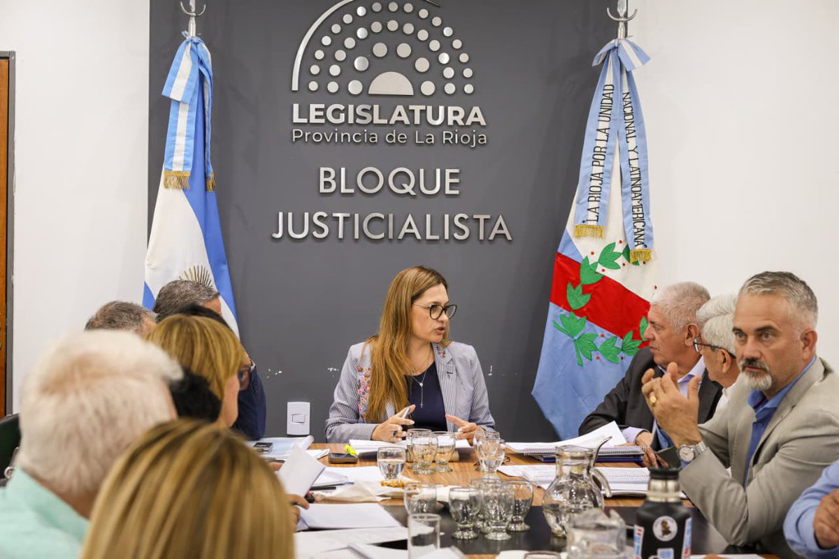 La Comisión de Presupuesto y Hacienda dio inicio al tratamiento del Presupuesto 2026. 

Con la presencia de la vicegobernadora Teresita Madera, las y los legisladores recibieron al ministro de Hacienda, Jorge Quinteros, y a su equipo técnico para conocer los principales detalles.