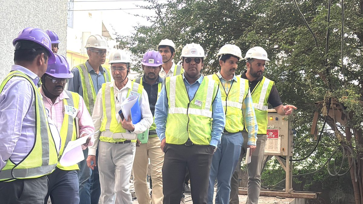 OfficialMPMetro's tweet photo. प्रबंध संचालक श्री एस. कृष्ण चैतन्य, मध्य प्रदेश मेट्रो ने आज AIIMS से DRM ऑफिस मेट्रो स्टेशन तक विस्तृत निरीक्षण किया।

आगामी CMRS निरीक्षण की तैयारियों की गहन समीक्षा करते हुए सभी तकनीकी, सुरक्षा व यात्री सुविधाओं की स्थिति का मूल्यांकन किया गया।

#BhopalMetro #MPMRCL 
#MPM https://t.co/1JODYAYvtk