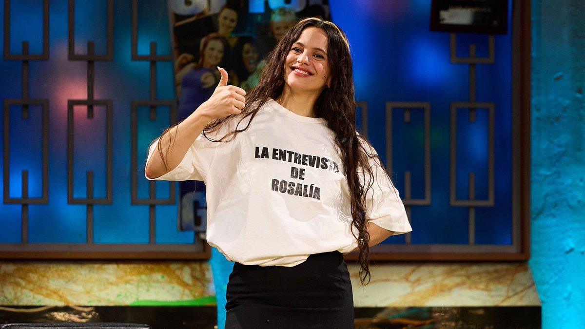 ESPcrave's tweet photo. 🚨 Rosalía estalla contra las críticas a su nuevo álbum “Lux” durante su entrevista en La Revuelta:

“Es un álbum para homosexuales, no para gays.” comentó la artista e iluminada. https://t.co/gl76qQUYzw