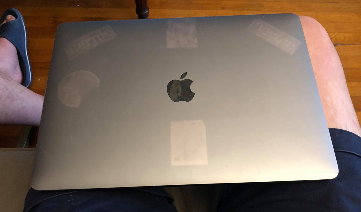 niconicotina_'s tweet image. Nunca faça sticker bomb em um Mac ou notebook com construção em alumínio

O alumínio é anodizado e a cola dos adesivos reagem com a anodização, o que resulta na descolorização permanente do alumínio