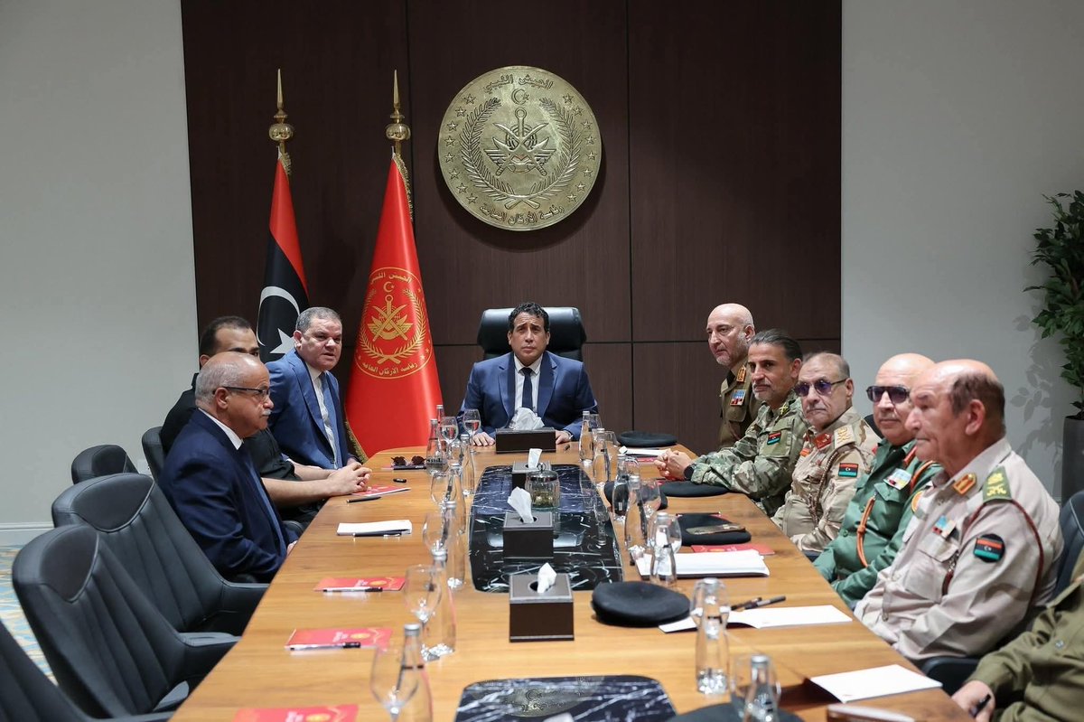 المنفي اجتمع مع وزير الدفاع ورئيس الأركان وعدد من القيادات العسكرية بالغربية.
يُقال إن أحد الضباط أصبح مشيرًا وقائدًا عامًا للجيش 🇱🇾… محاولة لإيجاد نسخة لحفتر؟ الله أعلم.
والسؤال البسيط: كم سن التقاعد بالجيش؟ 🤔