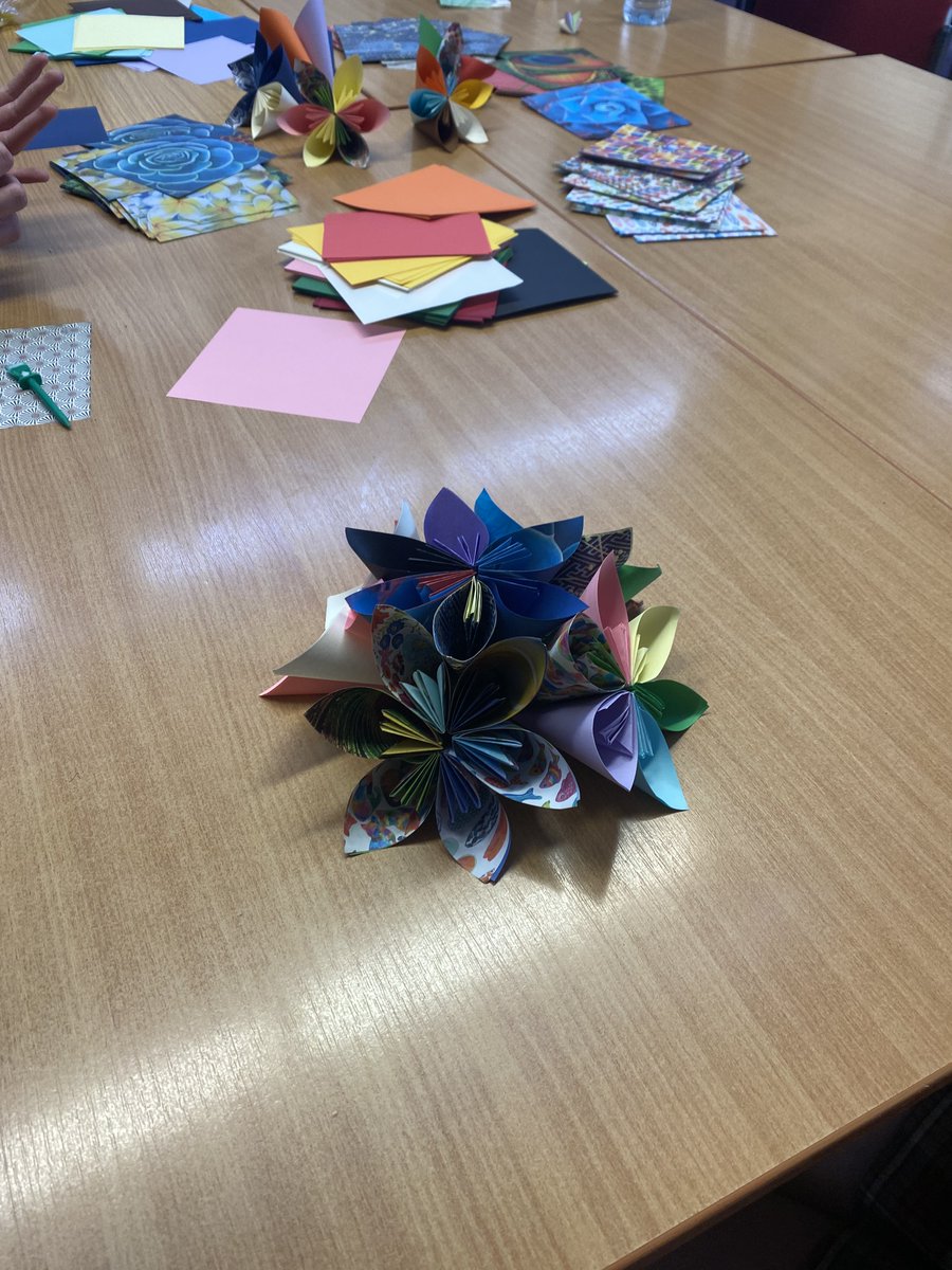 Our wonderful Service children completing origami flowers for Remembrance day  ❤️