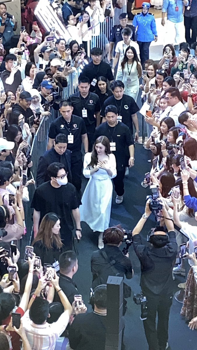 ควีนมากกก แล้วเมเนเจอร์คนเดิม 🦁 555555

2016                                      2025