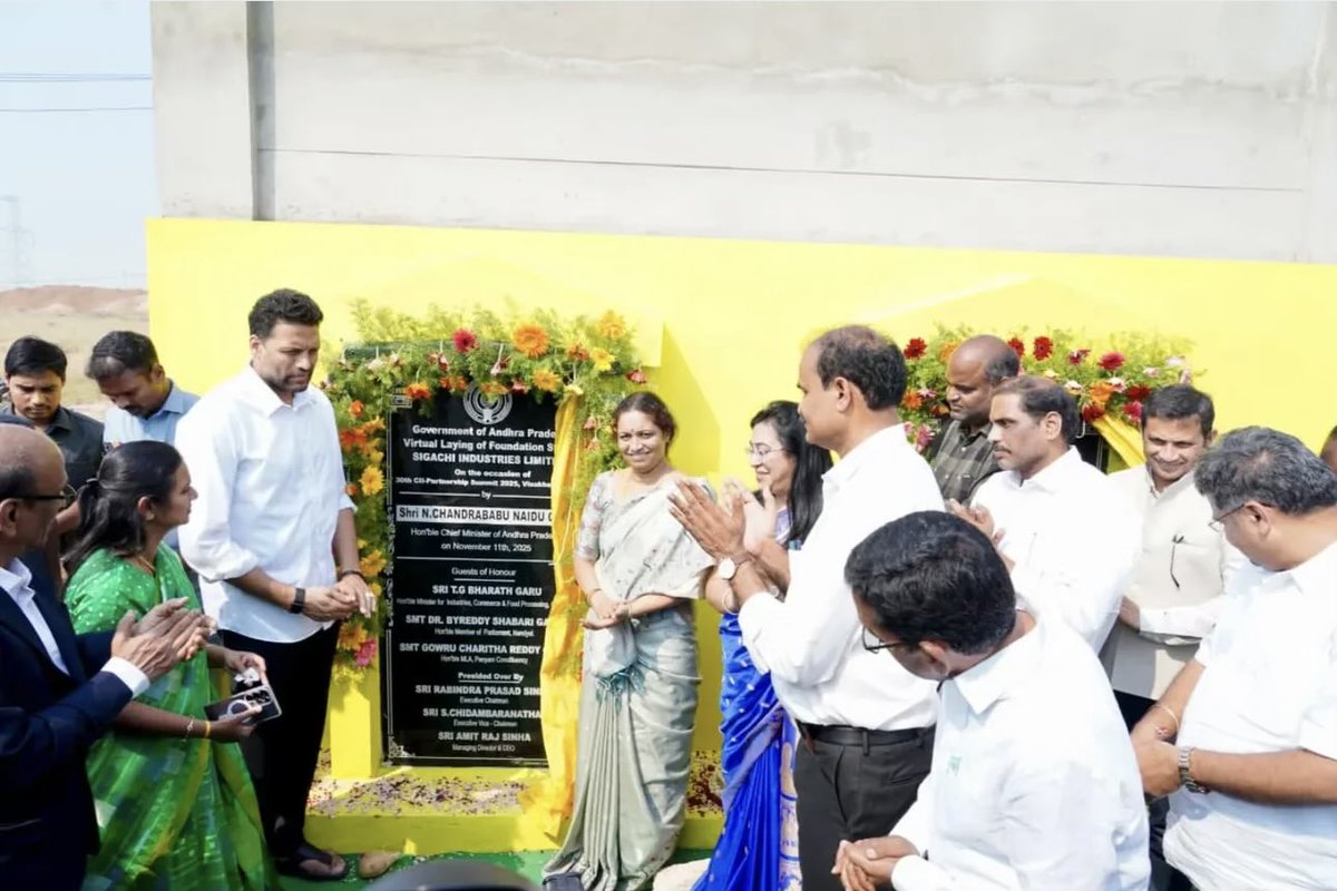 KurnoolCity2025's tweet image. కర్నూలు జిల్లా ఓర్వకల్ మండలం, గుట్టపాడు గ్రామంలో ఏర్పాటుచేసిన Sigachi Industries  మరియు RPS Industries కు సంబంధించిన శిలాఫలకాలను ఆవిష్కరిస్తున్న @tgbharath and @Gowru_charitha 

RPS Industries&apos; planned Grain Based Bio Ethanol (Orvakal) Project.

#KurnoolDevelopment #Kurnool