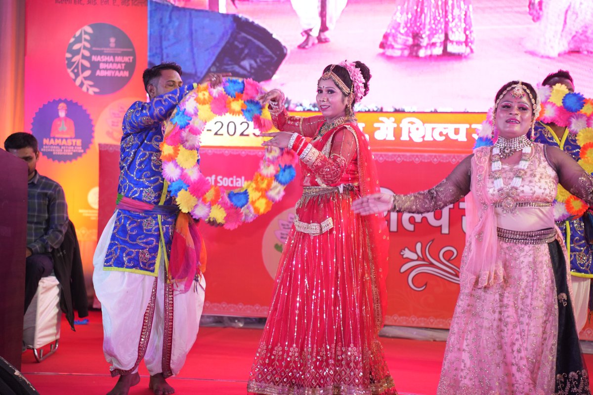 nskfdc's tweet photo. The evening at #shilpsamagammela2025 came alive with spectacular music and dance performances, showcasing the essence of India’s diverse culture and tradition. @MSJEGOI @pib_MoSJE @nbcfdc @NSFDC_MOSJE
.
#dillihaatina https://t.co/mHOve3v6Gn