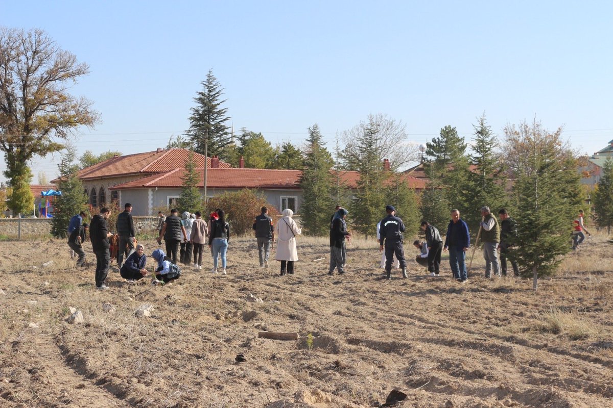 11 Kasım Millî Ağaçlandırma Günü 🌳
Toprakla buluşturduğumuz her fidan, geleceğe bırakacağımız en kıymetli mirastır.
Kaymakamımız Sayın Harun OKÇİN’in kurum amirleri, öğrenciler, öğretmenler ve vatandaşlarımızın katılımlarıyla ve desteğiyle çok sayıda fidan toprakla buluşturuldu.