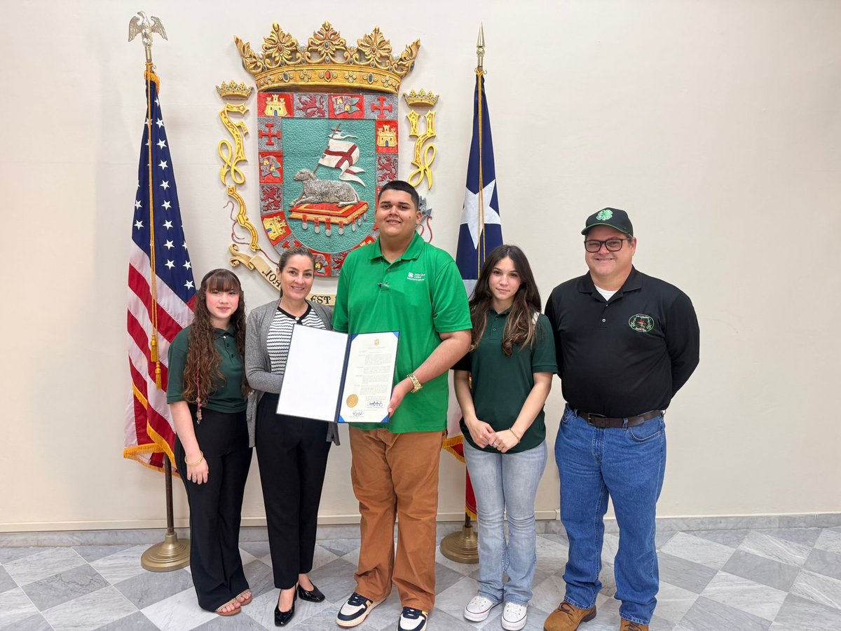 El Departamento de Estado hace entrega de la Proclama de los Clubes 4H del Servicio de Extensión Agrícola al joven Diego Alequín, al Prof. Salvador Baiges y sus compañeras del Municipio de las Marias.